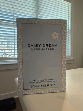 Marc Jacobs Daisy Dream Eau de Toilette - Pale Blue & White Box